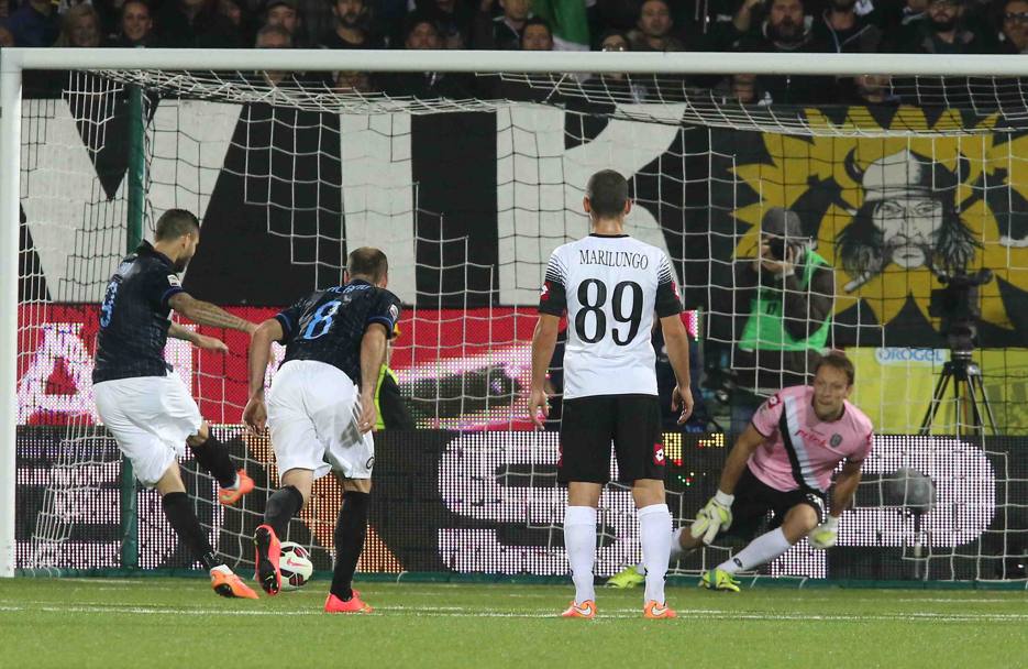 Sul dischetto va Icardi e non sbaglia: Agliardi è spiazzato, Cesena-Inter 0-1. LaPresse